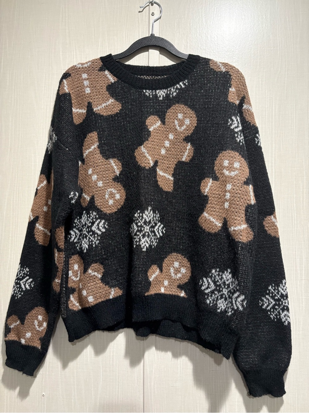 SHEIN Black Crewneck Sweater with Brown Gingerbread Motif